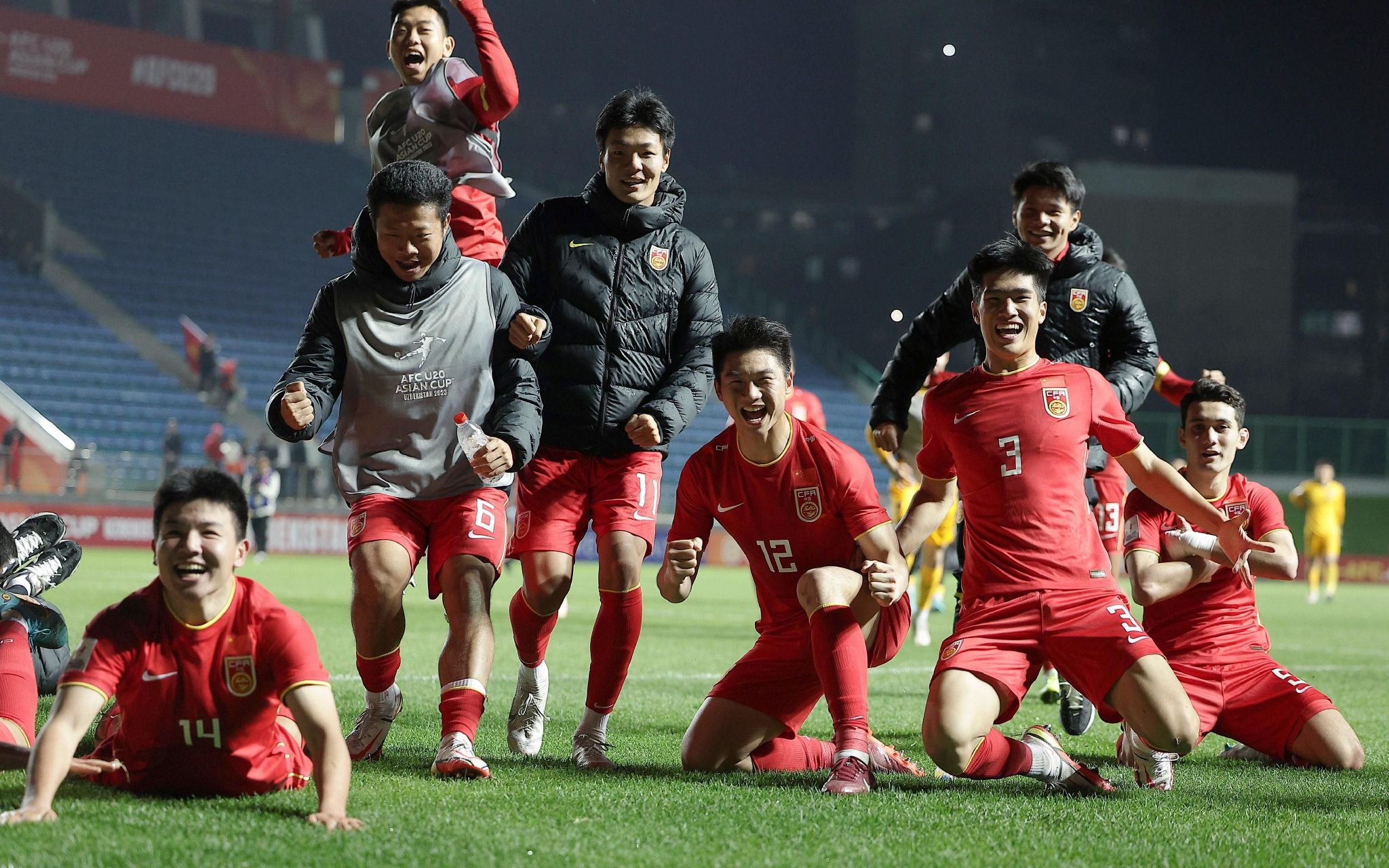 他不由在心底惊叹：这还是那个无数人敬仰的叶大师吗？这还是那个在长白山下，一道天雷埋葬吴家八大天王、迎着初升的太阳从雪崩里走出来的叶大师吗？这一刻，他就像个找不到回家道路的孩子，痛苦又无助。